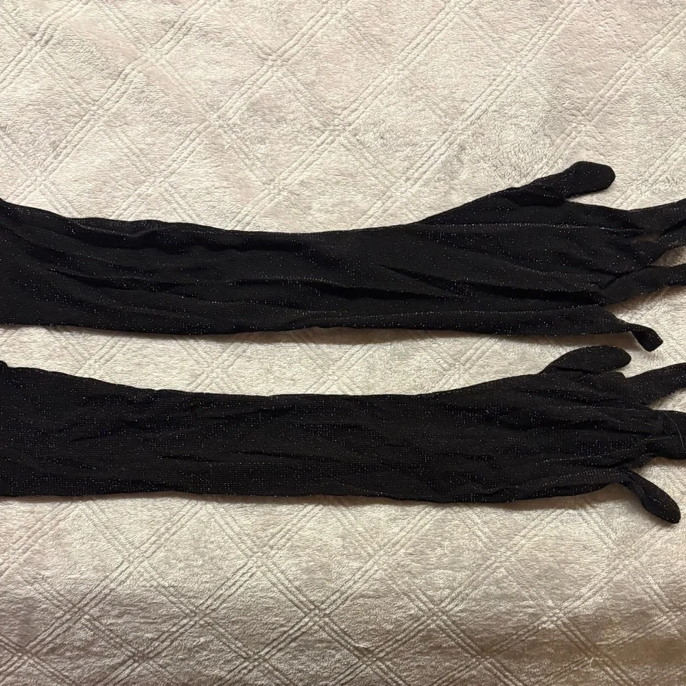 Elegant Black Evening Dress - Picture 2 of 3